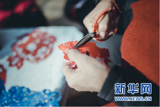 凭着一双灵巧的手,把生活剪裁得千姿百态、生动活泼、有情有趣而富有诗意。
