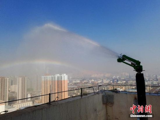 喷洒可以将漂浮在高空的粉尘颗粒吸附、沉降,达到消除污染物的效果。季刚 摄