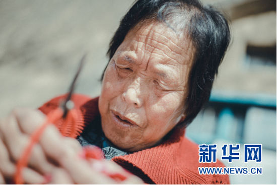 黄土高原上吹了千年的风,留下了不仅是沟壑纵横的地貌,更留下了凝聚历史文化传统的剪纸艺术。