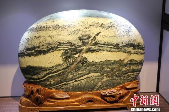 图为黄河石《老兰州》展现兰州黄河两岸旧景。 徐雪 摄