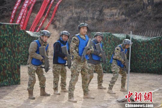 图为“真人CS”对抗现场。 钟欣 摄
