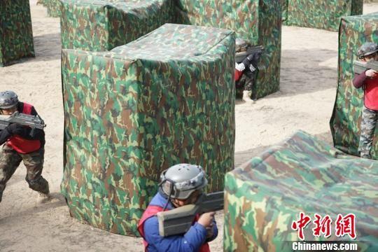 图为“真人CS”对抗现场。 钟欣 摄