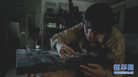 制作一张漆画需要至少十一道工序,其中使用的技法更是数不胜数。