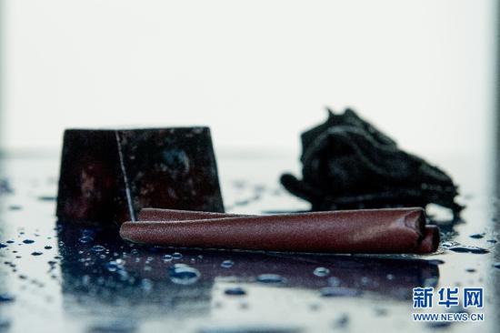 漆画制作中不可缺少砂纸。不同的艺术效果,打磨的程度也有所不同。