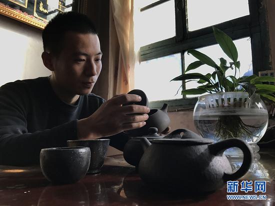 袁奕在检查砂壶。新华社记者 程楠 摄