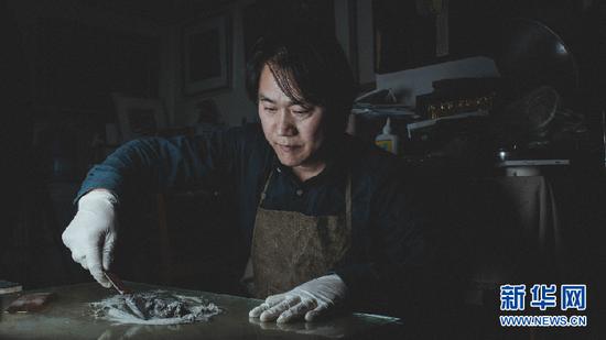 一张漆画的品质,很大程度上取决于这些看似毫无意义的步骤。