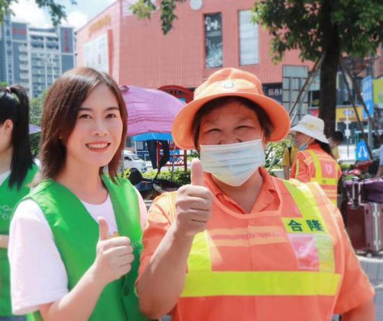 注解:蔻心草美莲老师与环卫工阿姨合照