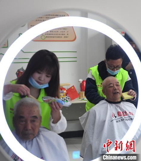 图为甘肃嘉峪关祁连山社区组建理发志愿服务小组,为行动不便老人、卧床居民服务。 杨艳敏 摄