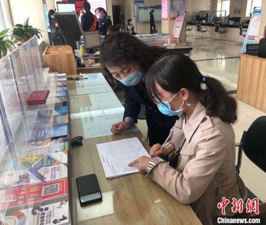 图为税务工作人员指导纳税人办税。(资料图)西固区税务局供图