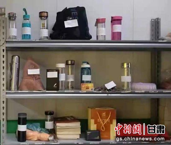 图为在店内就餐顾客遗失的物品,均贴了遗失日期进行保存。 高康迪 摄