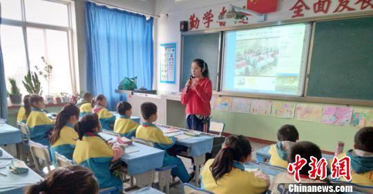 近年来,临洮县围绕教育扶贫,盘活教育资源,在学校现有电子白板的基础上,利用沪江CCtalk软件,建设互动同步课堂。 刘婷婷 摄