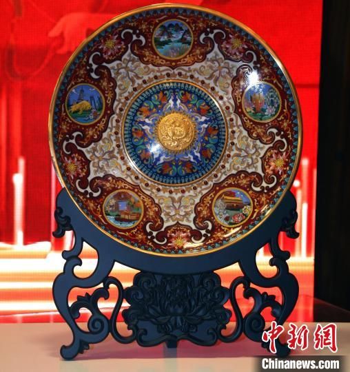 《世纪华章》大盘以敦煌艺术、景泰蓝技艺展现新中国发展的盛景 杨清伟 摄