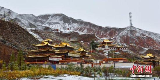 祁连山下的甘肃张掖市肃南裕固族自治县出现降雪天气。 武雪峰 摄