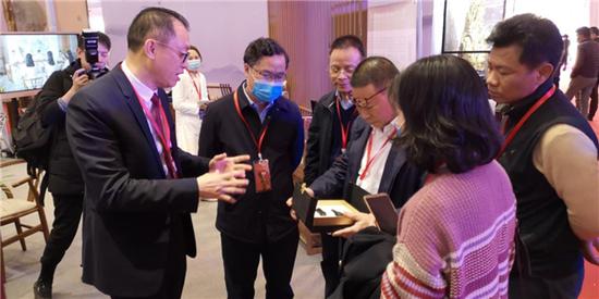 参展嘉宾正在了解车载熏香器
