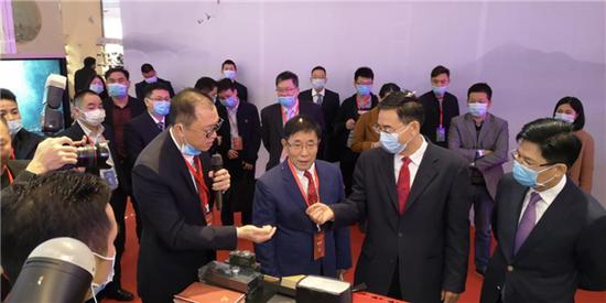 市领导亲临香城集团展位参观并了解新产品