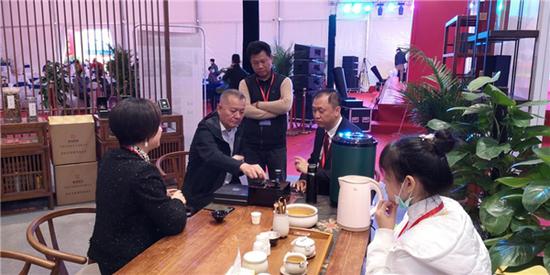 参展嘉宾现场体验智能车载熏香