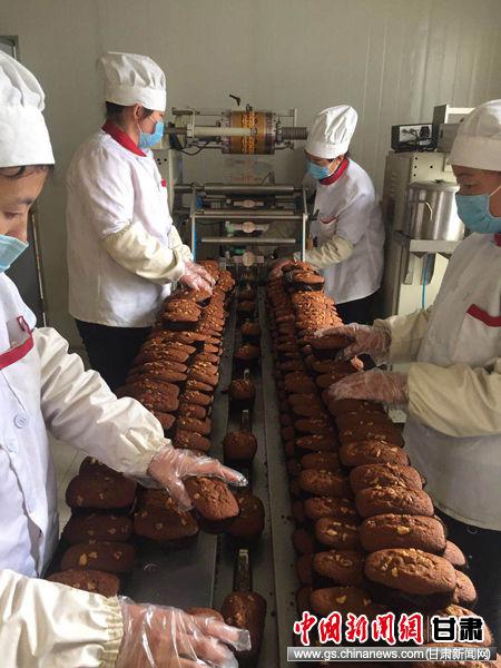图为金麦园女工在做点心