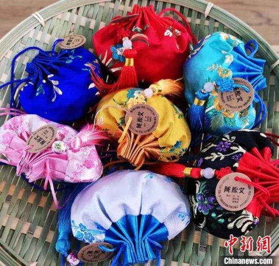 3月6日,由甘肃百草科研团队联合甘肃兰州市榆中县中医院共同研发的价值30万元的万只“陇原艾”中药香囊从榆中县发往武汉方舱医院。 俞炫萱 摄