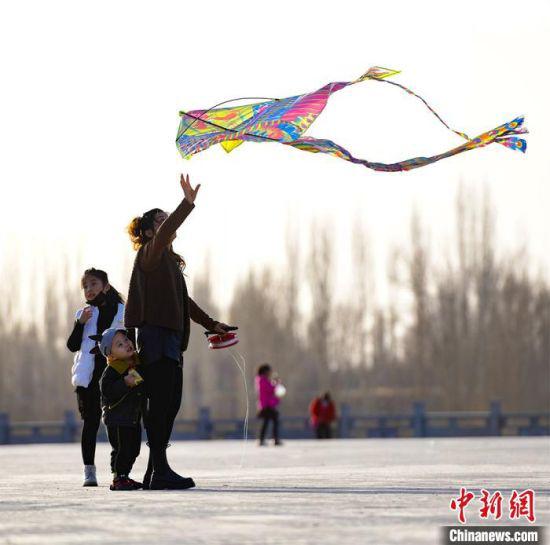 3月22日,敦煌市民在敦煌鸣沙山下党河大桥附近的空地上放风筝。 王斌银 摄
