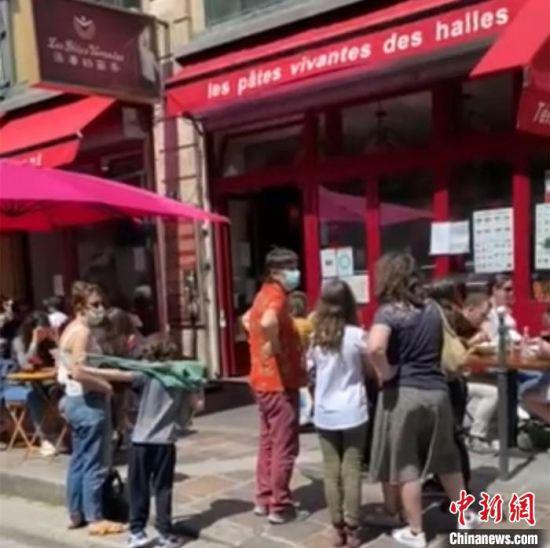 图为“活着的面条”餐馆外排队等候的食客。 受访者供图