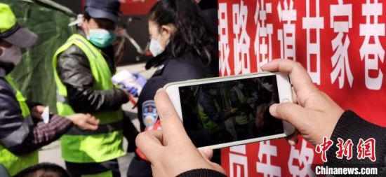 图为沈晓茸手机记录疫情防控点工作。 魏建军 摄