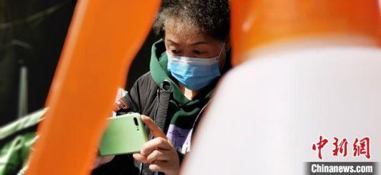 图为兰州“银发族”沈晓茸手机拍摄坚守者的工作日常。 魏建军 摄