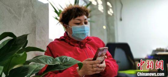 图为梁玉华朗诵温情故事并录制音频日记。 魏建军 摄