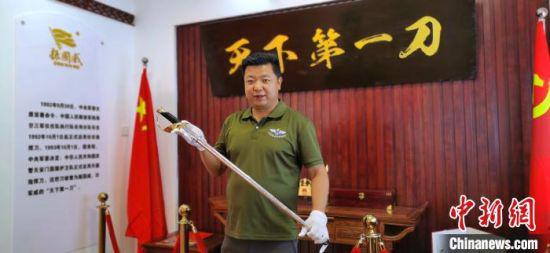 近日,刘志祥在兰州荣誉展馆介绍“国刀”。