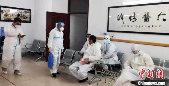 图为喇杰廉和医护人员在中心做防疫排查工作。 受访者供图
