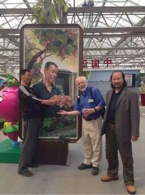 老外学者见到画中的原形老赵,画的很传神学者高兴的和我们一起合影!在北京农业嘉年华一起在现场合影!