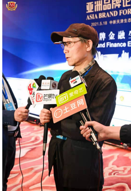 沈光宇先生现场接受媒体记者采访