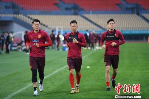 图为中国国家队队员20日在广西体育中心训练。 俞靖 摄