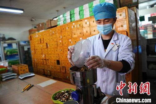 新型冠状病毒肺炎疫情发生以来,甘肃确保所有病例尽早、及时、全程使用中医中药,努力做到“一患一方案”。(资料图) 杨艳敏 摄