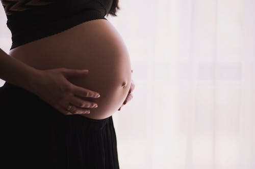 (当孩子还在肚里时,妈妈就开始学习如何做一个好妈妈)