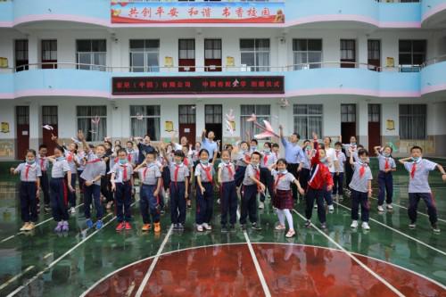 中国传媒大学大学生志愿者在云南保山施甸县示范小学