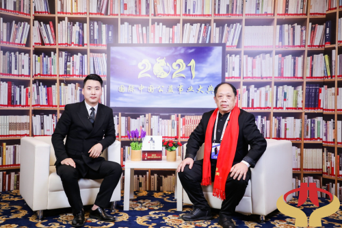 李智泉老师接受记者采访