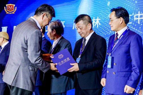 刘湛清(中国亚洲经济发展协会常务副会长)为林立中先生授奖