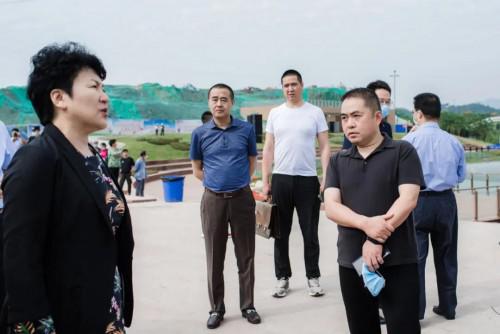(宏义发展董事长向荣听取包惠书记项目建议)