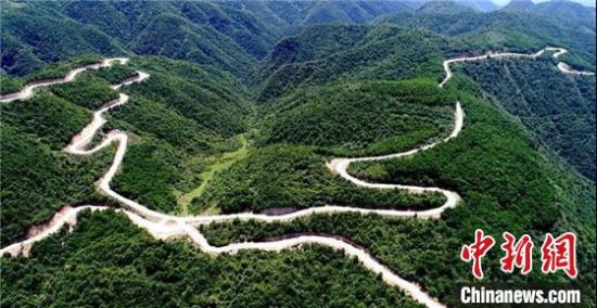 图为甘肃天水市清水县境内蜿蜒于山梁上的通村公路。（资料图） 清水县交通运输局供图
