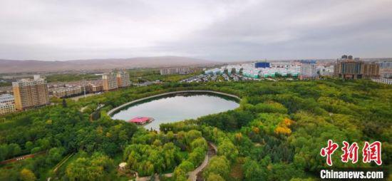 2020年9月下旬,东湖景区已成嘉峪关名副其实的“加湿器”。(资料图) 魏建军 摄