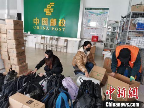 连日来,为了帮助毕业生顺利完成毕业各项任务,稳定学生焦虑情绪,兰州理工大学决定帮助学生邮寄必要的学习资料、个人电脑等。兰州理工大学供图