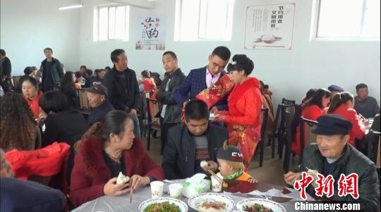 近年来,甘肃平凉市崆峒镇太统村,持续开展“推动移风易俗,树立文明乡村风”活动,还于2016年3月成立了“红白理事会”,引导民众改变传统红白事陈规陋习。 钟欣 摄