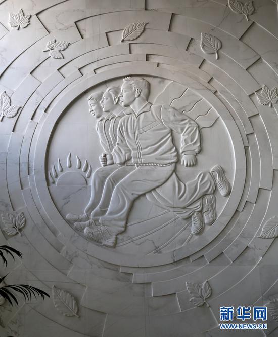 位于兰州东郊学校的雕塑“开启智慧”。
