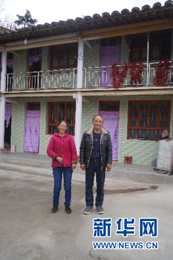 12月7日,脱贫户杨刘林和妻子陈坡英在自家院子里笑容满面。新华社郎兵兵 摄