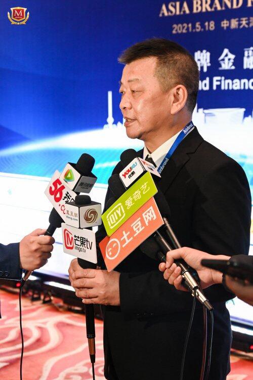 林立中先生现场接受媒体记者采访