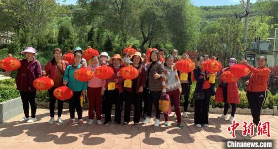 图为宋小霞(第一排右四)与姐妹们合影。 受访者供图