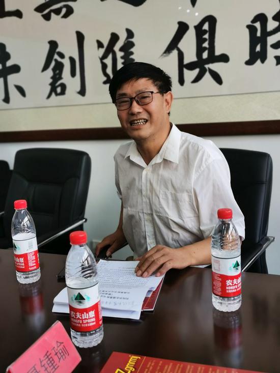 刘纯华在研讨会做主旨讲话