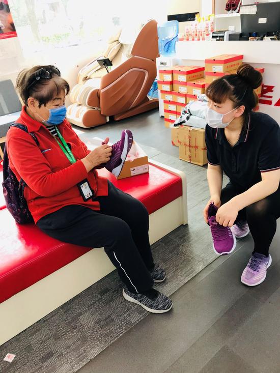 足粉走进足力健老人鞋店选购新款鞋子