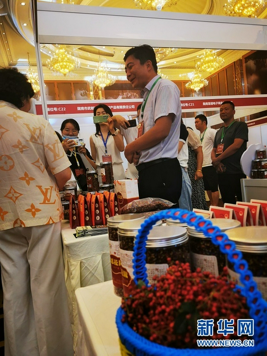 中国“武都”花椒展示交易会上参展商推介自己的产品。
