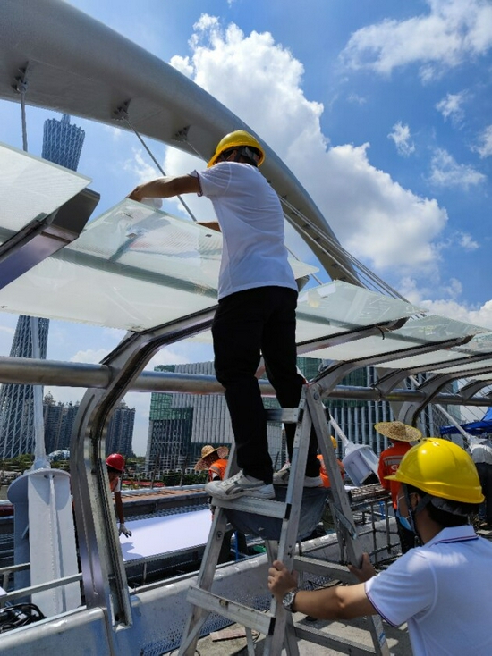 海心桥的光伏玻璃和人行走道上方夹层玻璃施工现场